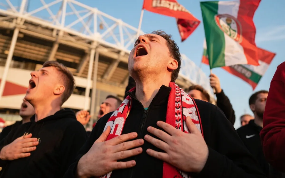 球迷在球场外举旗合唱并进行赛前仪式的瞬间